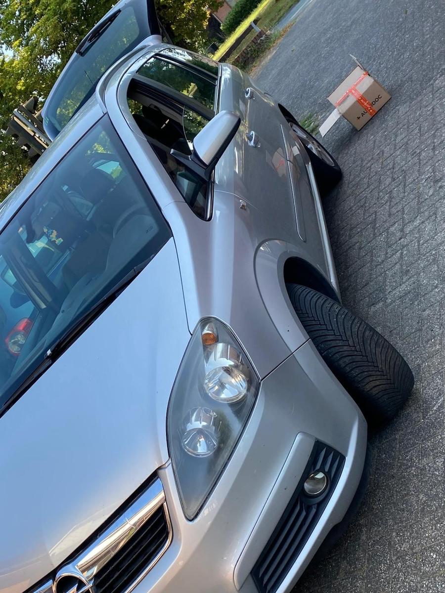 Opel Zafira 2006 — rear view