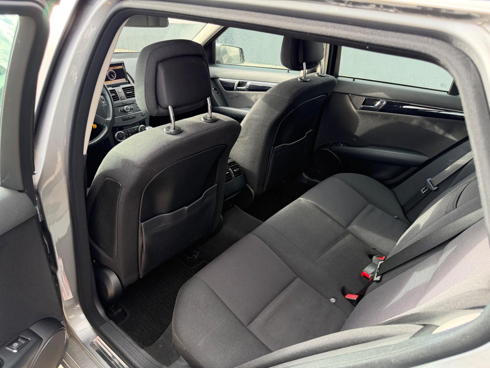 Mercedes-Benz C200 2010 — photo 12