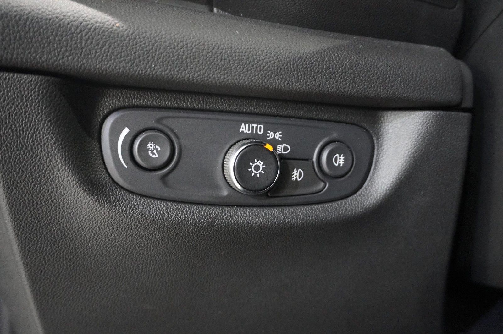 Fahrzeugabbildung Opel Insignia B ST 2.0D BUSINESS NAVI/HUD/KAMERA/AHK