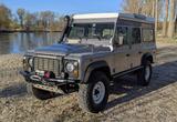 Land Rover Defender 110 Td4 mit Hubdach und Wohnmobilausbau - graue Land Rover Defender