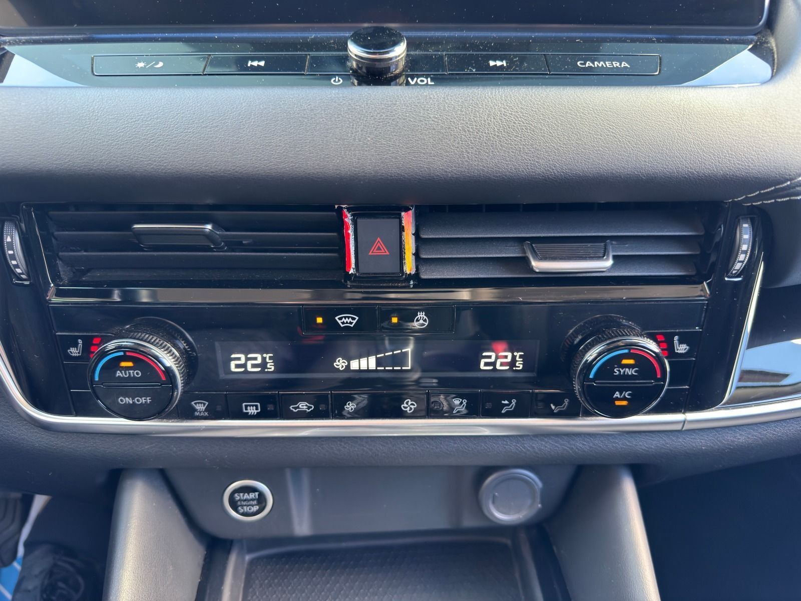 Fahrzeugabbildung Nissan Qashqai 140PS 6-Gang N-Connecta*AHK*360°CAM*behF