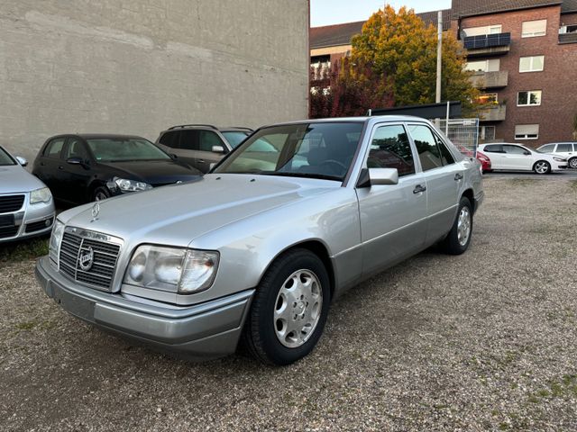 Mercedes-Benz E 220 /AUTOMATIK  / KLIMA   /1 - HAND /TYP-124*