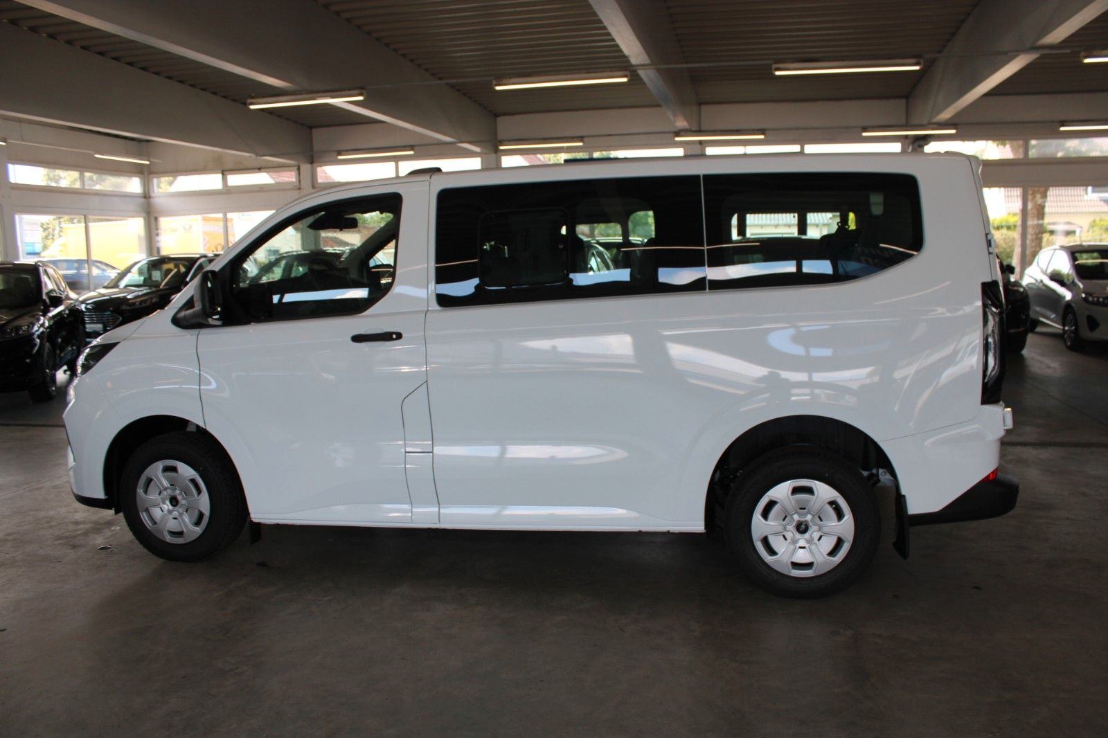 Fahrzeugabbildung Ford Transit Custom TREND 9-Sitzer LED NAVI CAM uvm.