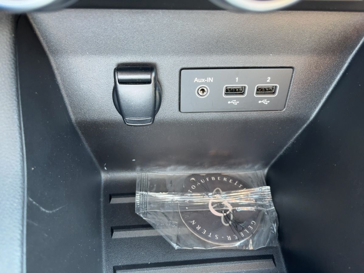 Fahrzeugabbildung Renault Clio ZEN TCe 90 EPH 7"Touch - mit KI generiert/bearbeitet