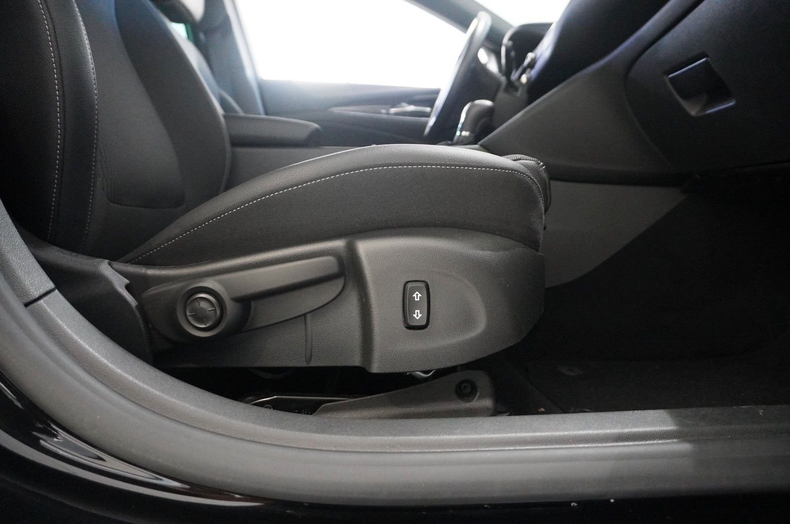 Fahrzeugabbildung Opel Insignia B ST 2.0D ELEGANVE NAVI/LED/KAMERA/OPC