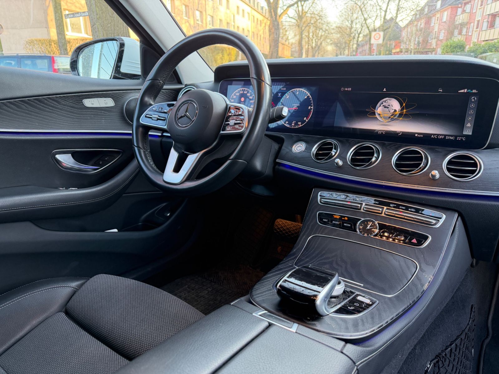 Fahrzeugabbildung Mercedes-Benz E 220 4Matic*MULTIBEAM*360°KAMERA*WIDESCREEN*PDC