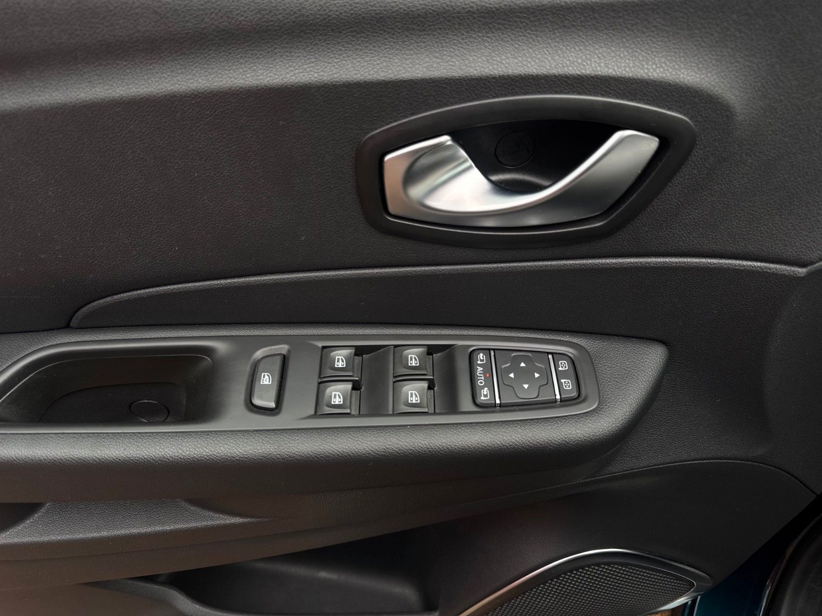 Fahrzeugabbildung Renault Captur Limited Radio Klima LED Tagfahrlicht