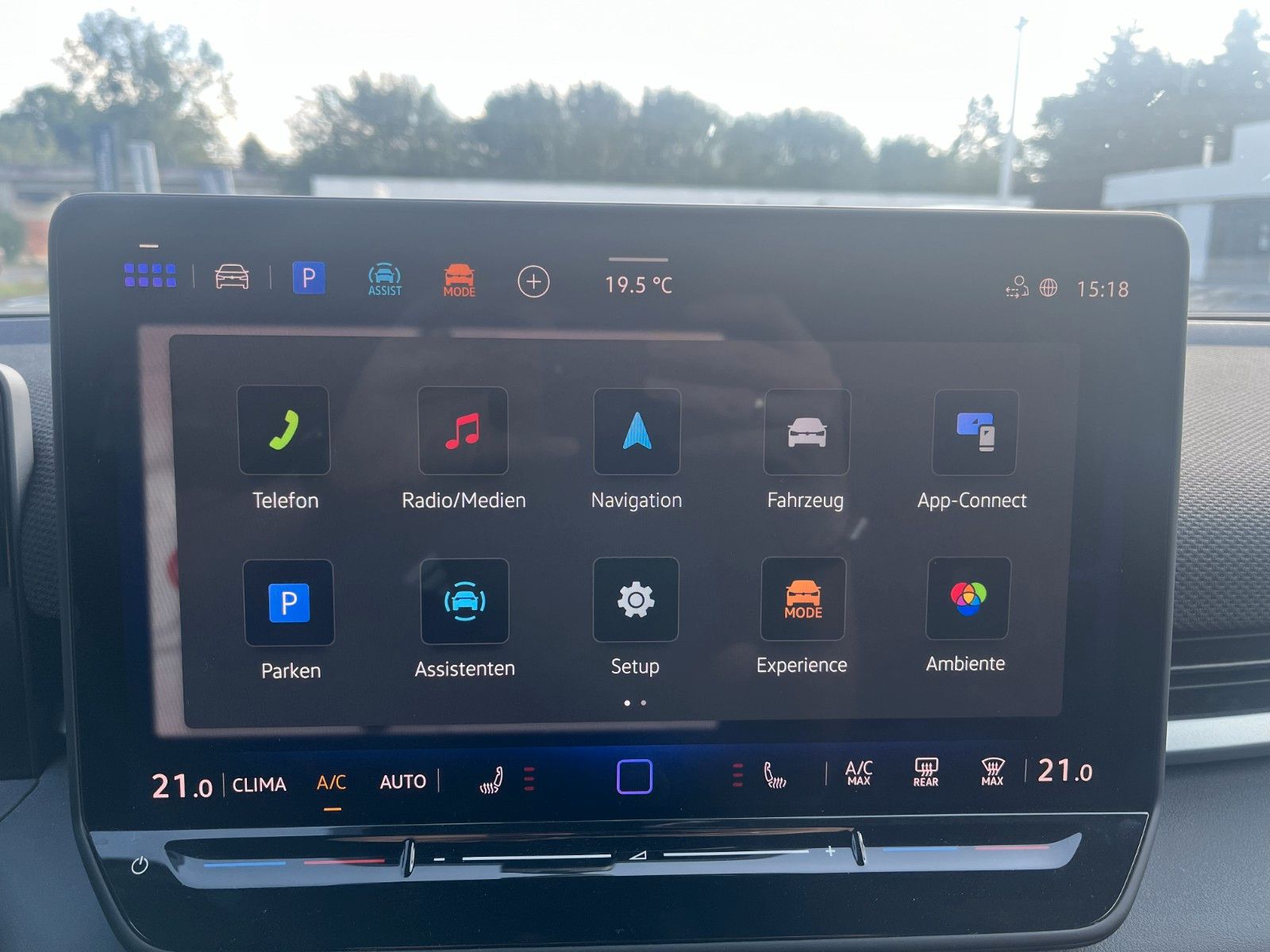Fahrzeugabbildung Volkswagen T-Roc 1.5 eTSI 110 kW R-Line