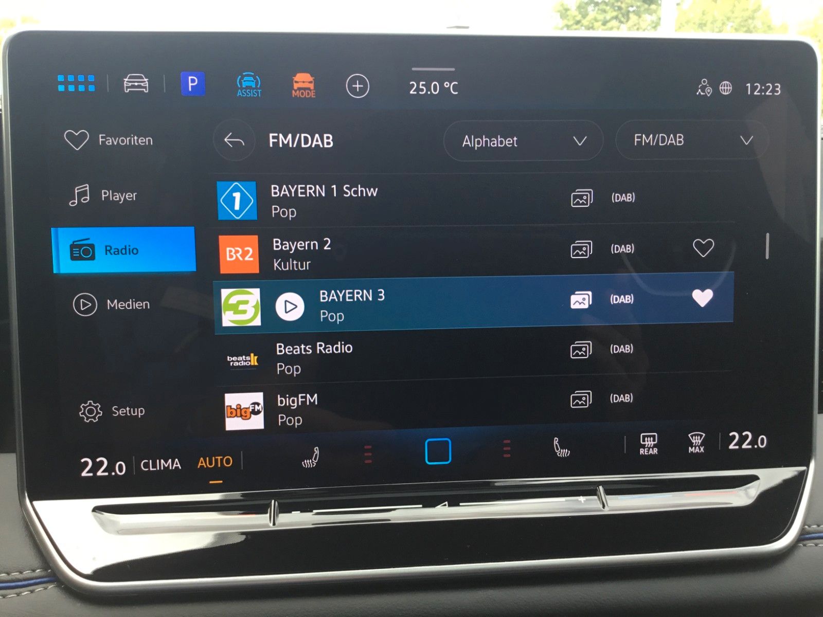 Fahrzeugabbildung Volkswagen Tiguan 2.0 TDI DSG 4M R-Line+AHK+20"+Matrix+Pano