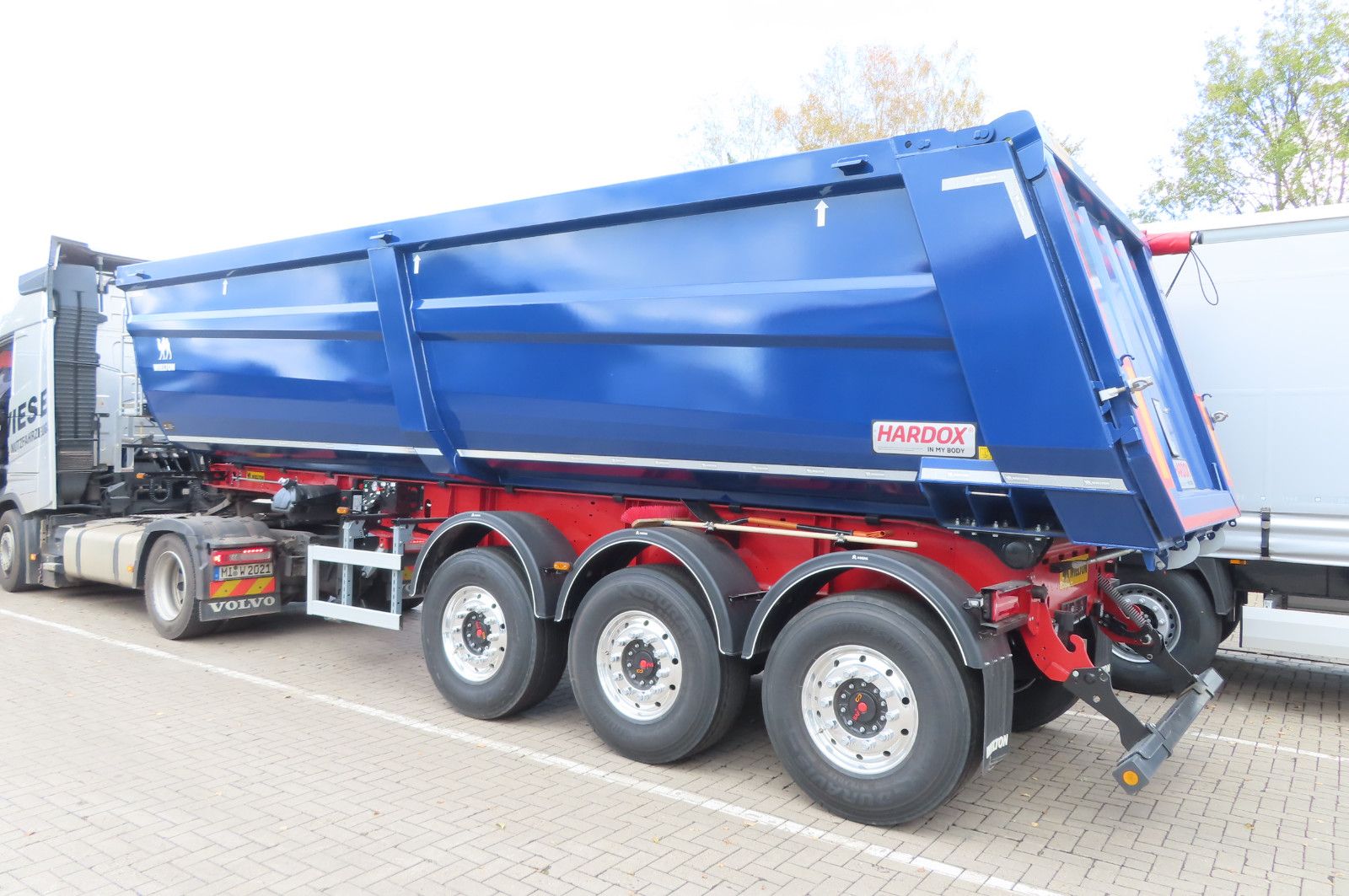Fahrzeugabbildung Wielton Strong Master 3-Achs Kippsattelauflieger 33 m³