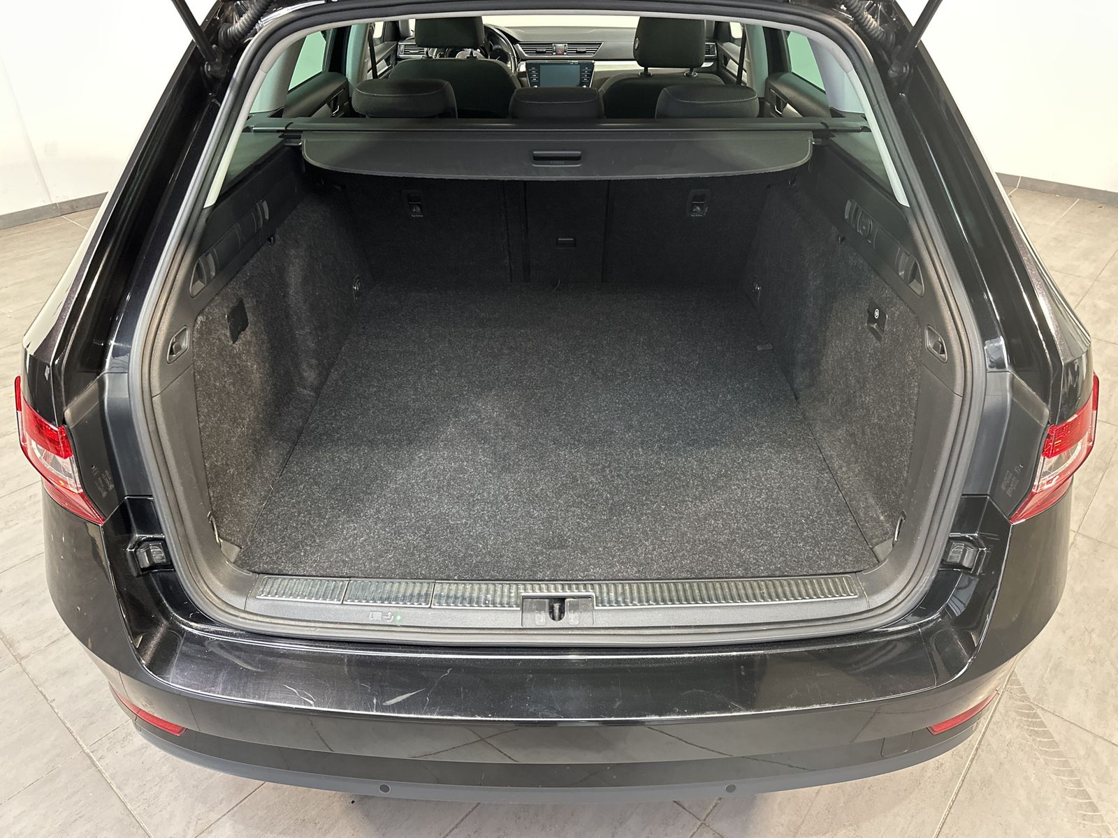 Fahrzeugabbildung SKODA Superb Combi iV 1.4 TSI NAV+LED+AHK+PANO+18ZO+PP