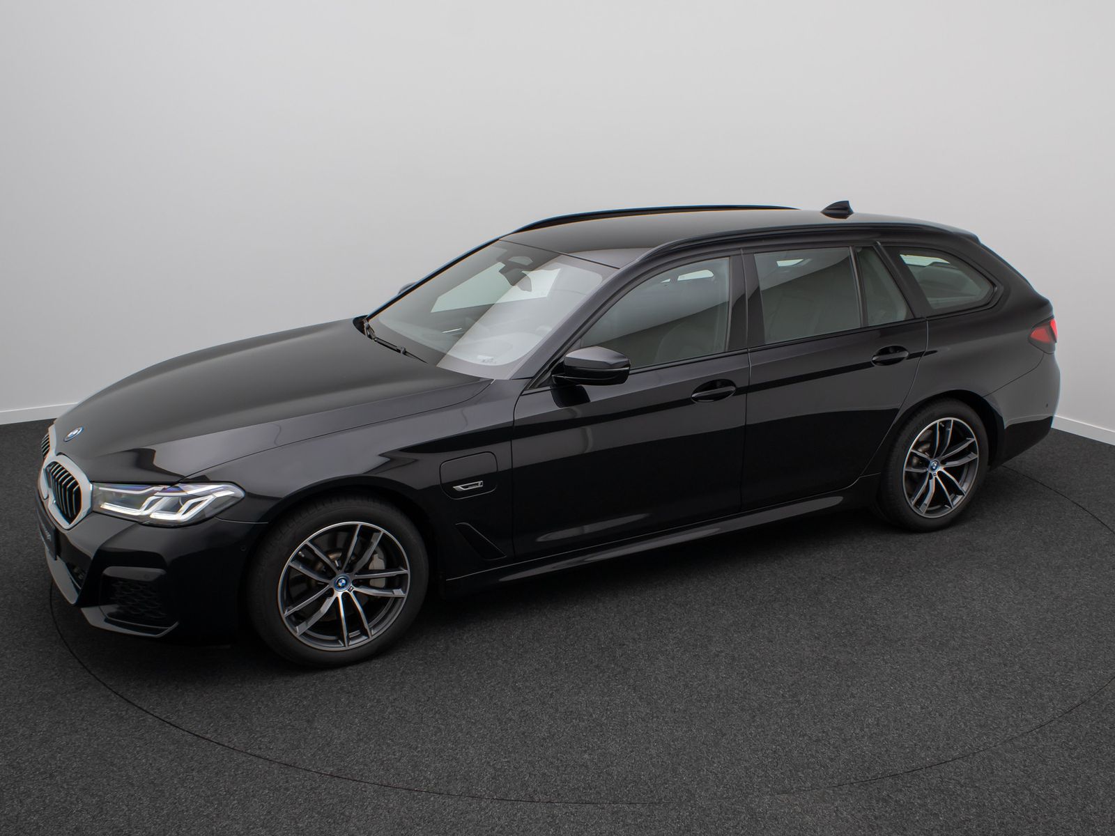 Fahrzeugabbildung BMW 530e xD M Sport HUD Komfort Laser 4xKlima DAB