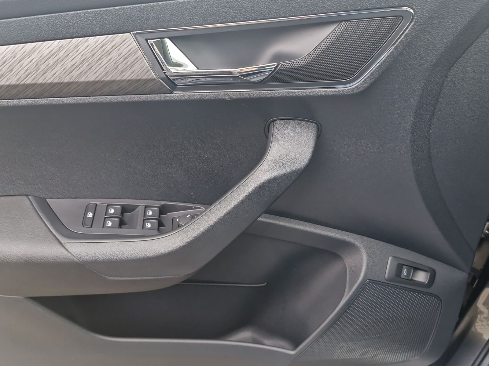 Fahrzeugabbildung SKODA Karoq Balance 1.5 TSI DSG AHZ RFK ACC