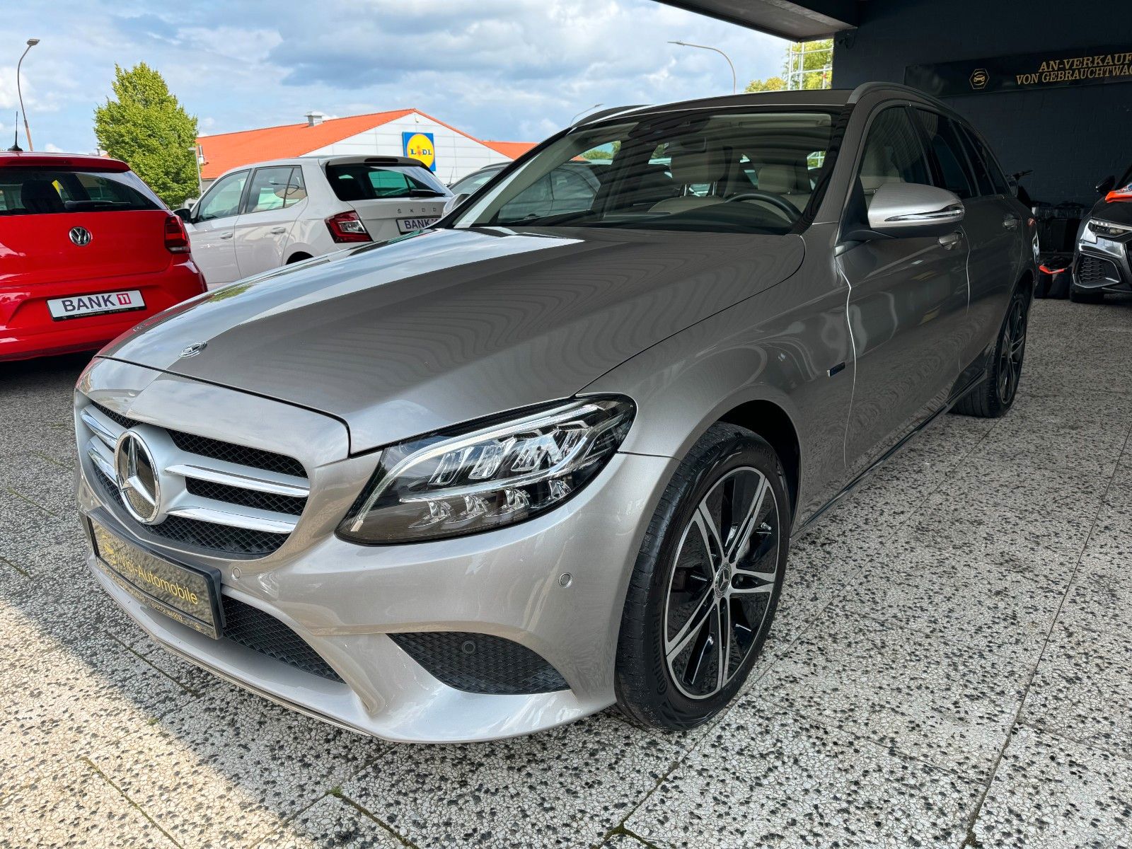 MERCEDES-BENZ C 300 T DE Avantgarde *LED/Shz/Navi/R-Kamera*