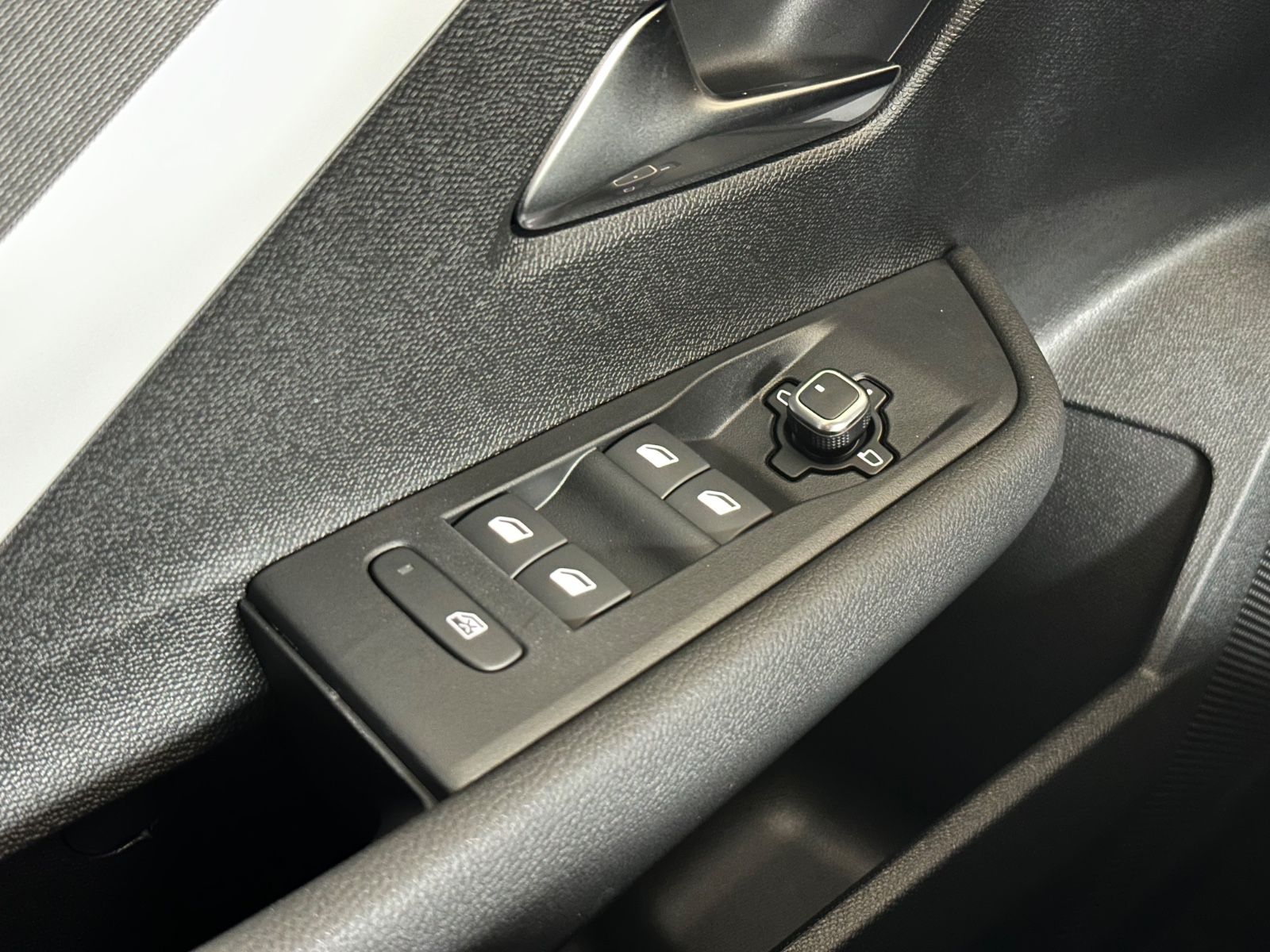 Fahrzeugabbildung Opel Astra L Lim*Edition*RFK*Klima*PDC*SHZ*LED