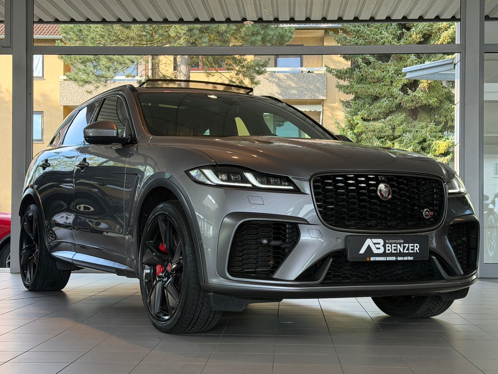 Fahrzeugabbildung Jaguar F-PACE SVR /PANO/MERIDIAN/360°KAM/HUD/AMBIENTE