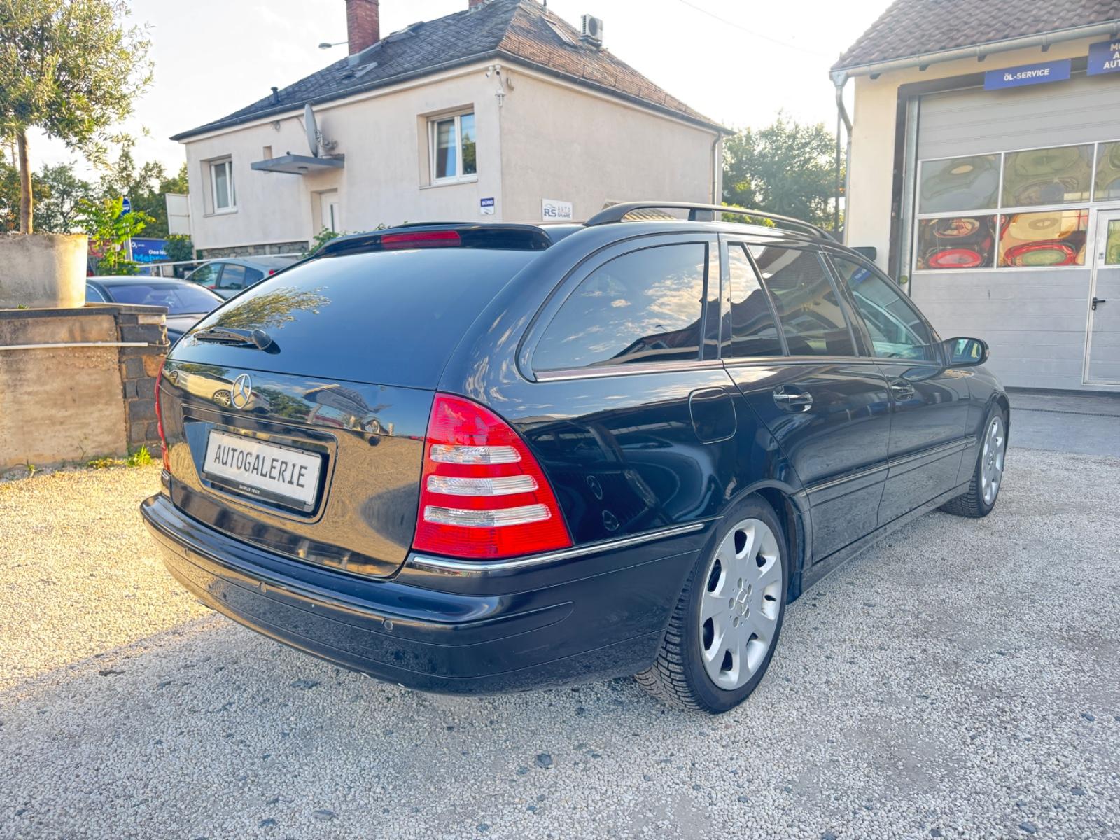 Mercedes-Benz C220 2005 — engine 2.148 cm³, 150 HP (110kW)