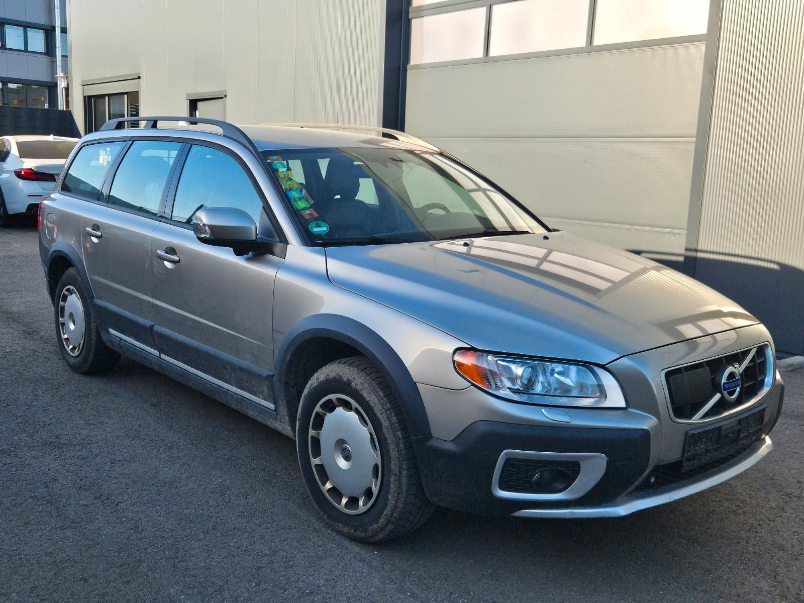 Volvo XC70 D5 Momentum AWD Leder Navi Bi-Xenon