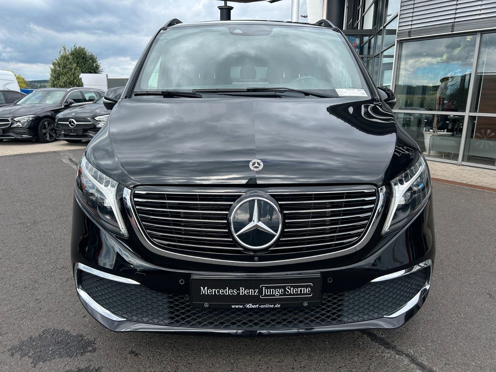 Fahrzeugabbildung Mercedes-Benz EQV 300 AVA PANORAMA LIege-Paket DISTRONIC