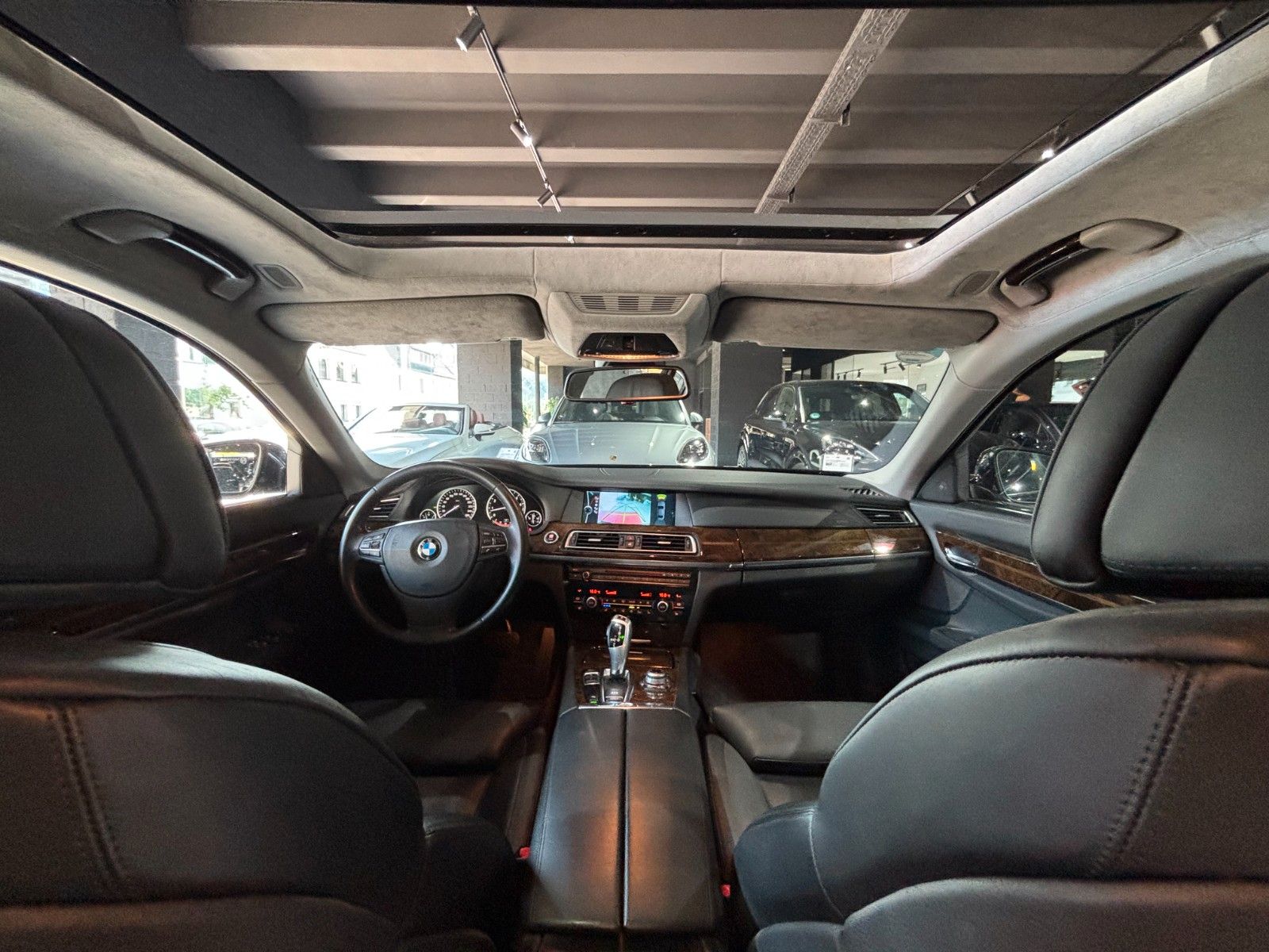 Fahrzeugabbildung BMW 760i L V12/MASSAGE/MEMORY/HUD/SCHIEBEDACH/KAMERA