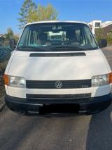 Volkswagen Überholter, weißer T4 - gebrauchte VW LT aus dem Jahr 2002