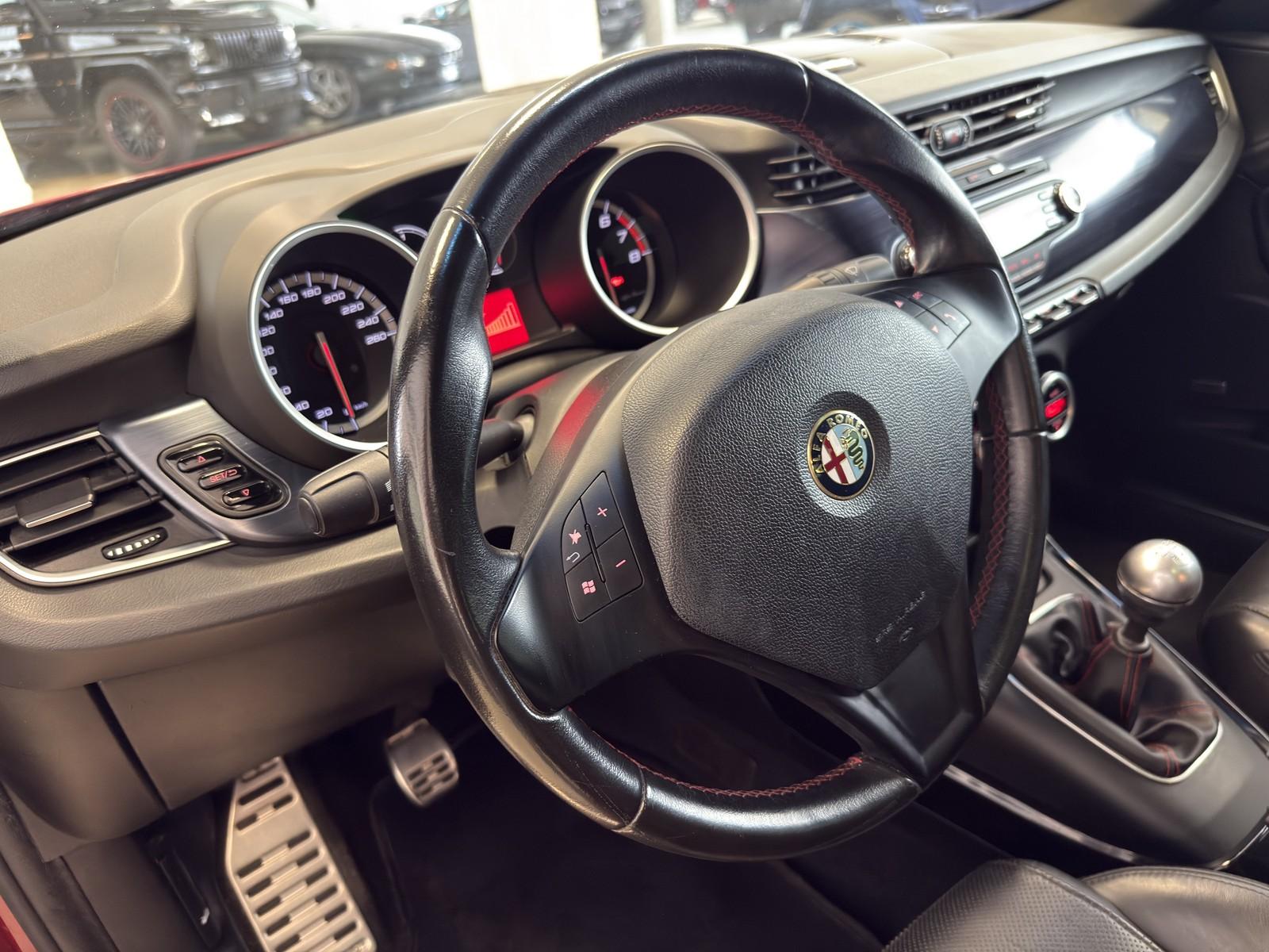 ALFA ROMEO GIULIETTA 1.8 TBI QUADRIFOGLIO VERDE 235ch - INTERIEUR CUIR - TOIT PANORAMIQUE - FREINS BREMBO - PHARES XÉNON