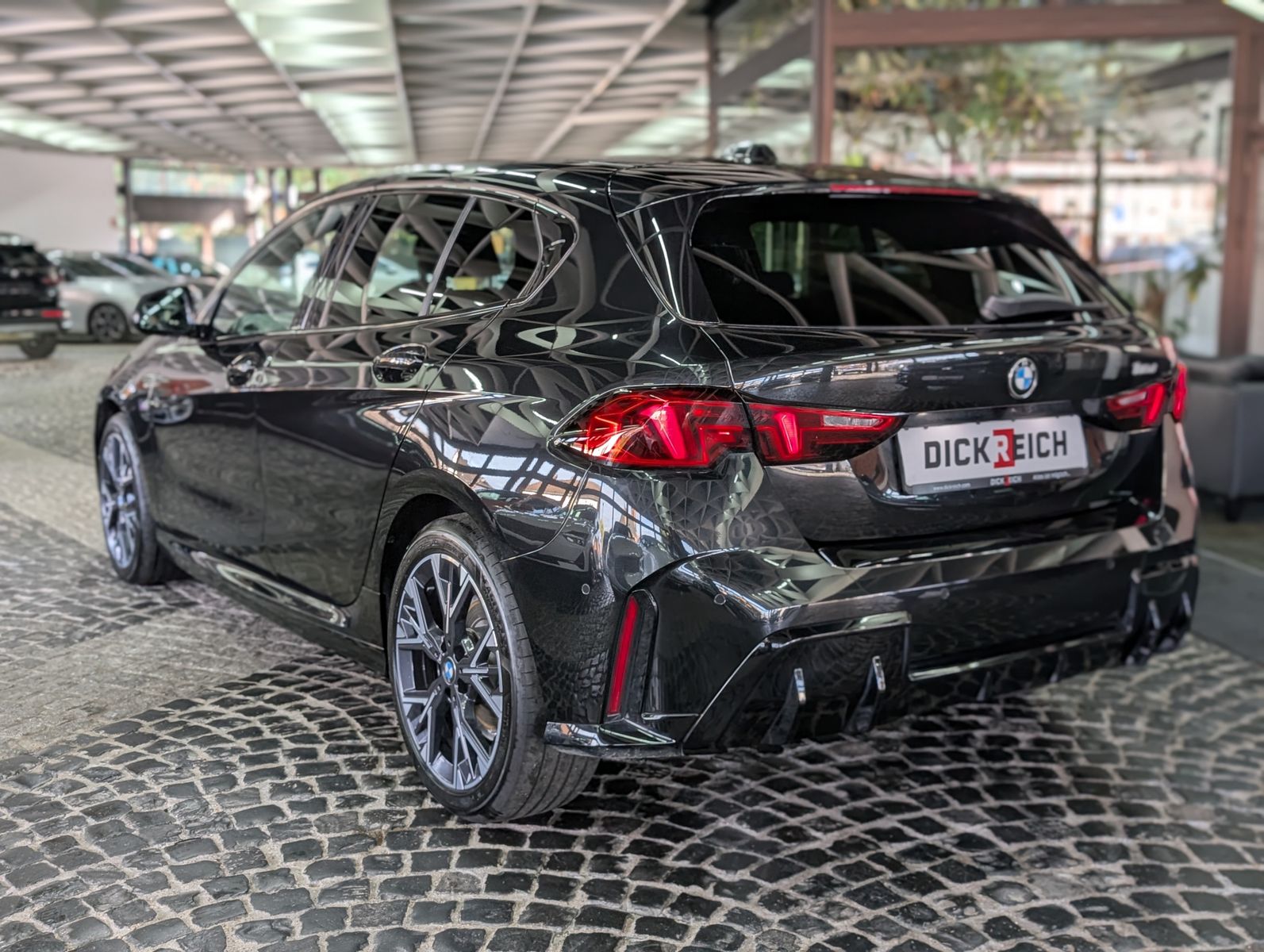 Fahrzeugabbildung BMW 118 d M Sport SHADOW PANO KAM LEDER APP LED 18"