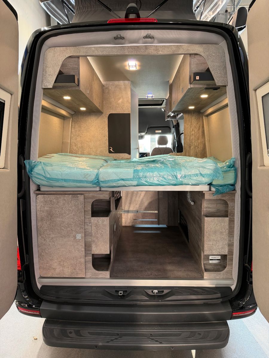 Fahrzeugabbildung Robeta Adonis - Luxus Campervan mit Aufstelldach