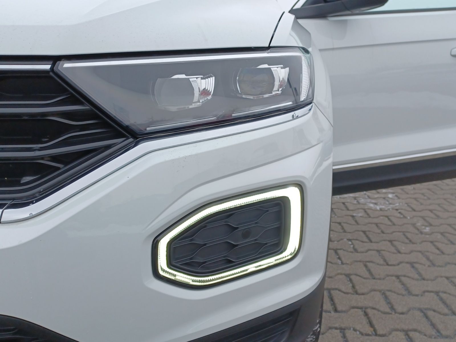 Fahrzeugabbildung Volkswagen T-Roc TSI Style DSG LED AHK Navi AID ACC RFK SH