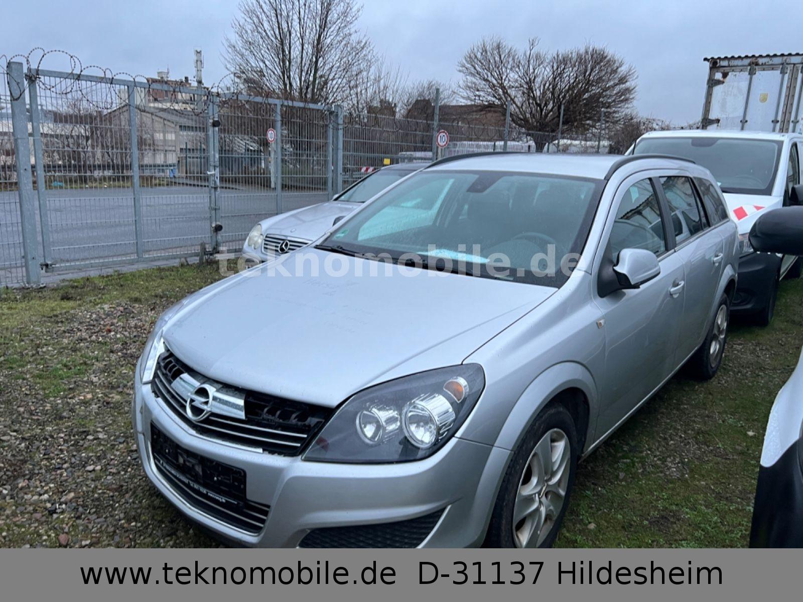 Opel Astra 2011 — rear view