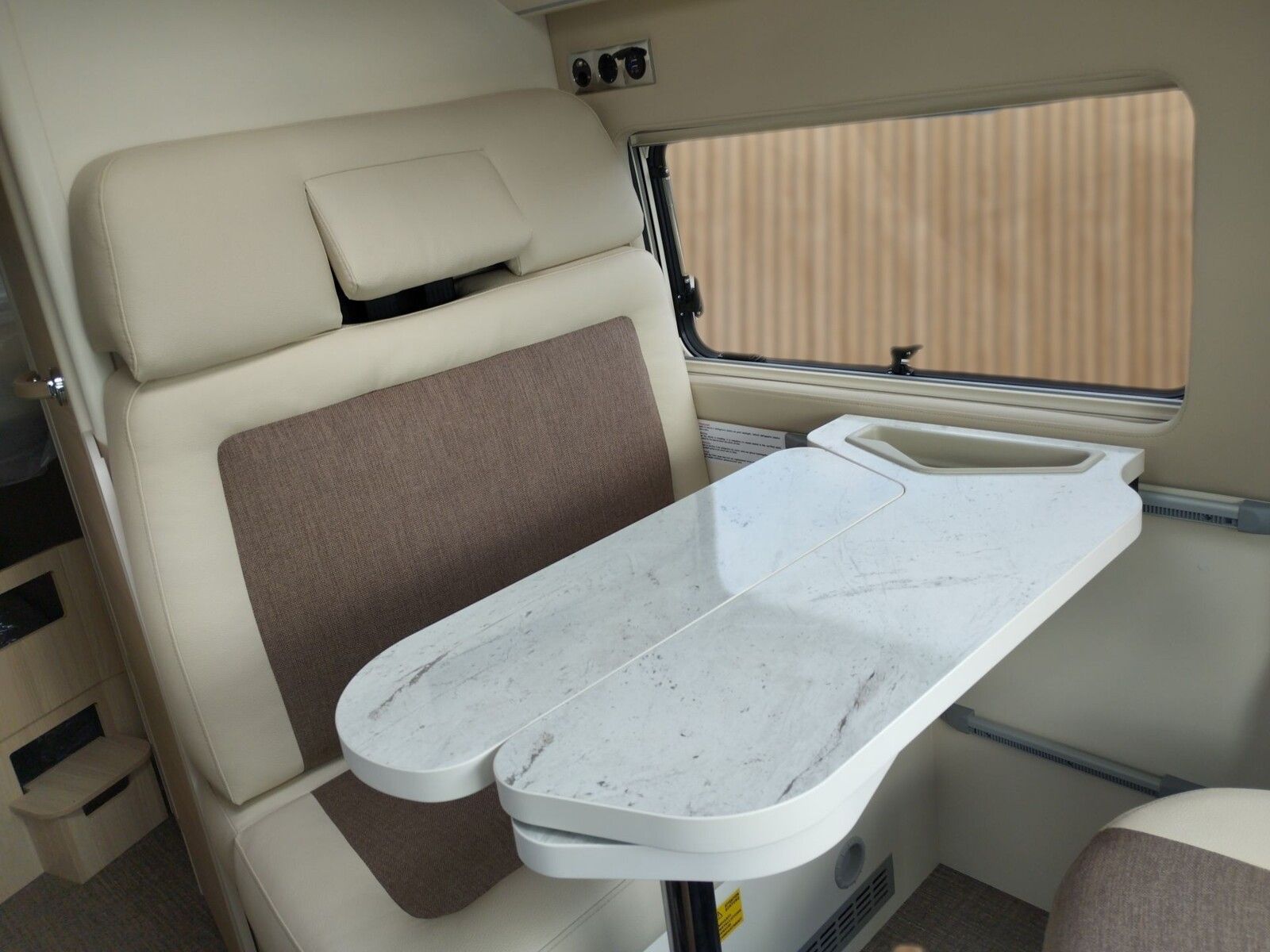 Fahrzeugabbildung Eura Mobil Van V 635 HB Comti D 6E, Mondial Paket