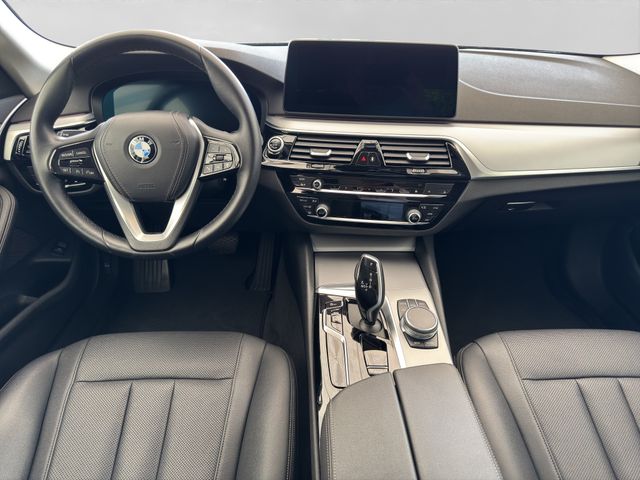 Fahrzeugabbildung BMW 530d Touring LED+Kamera+Leder+CarPlay+DAB