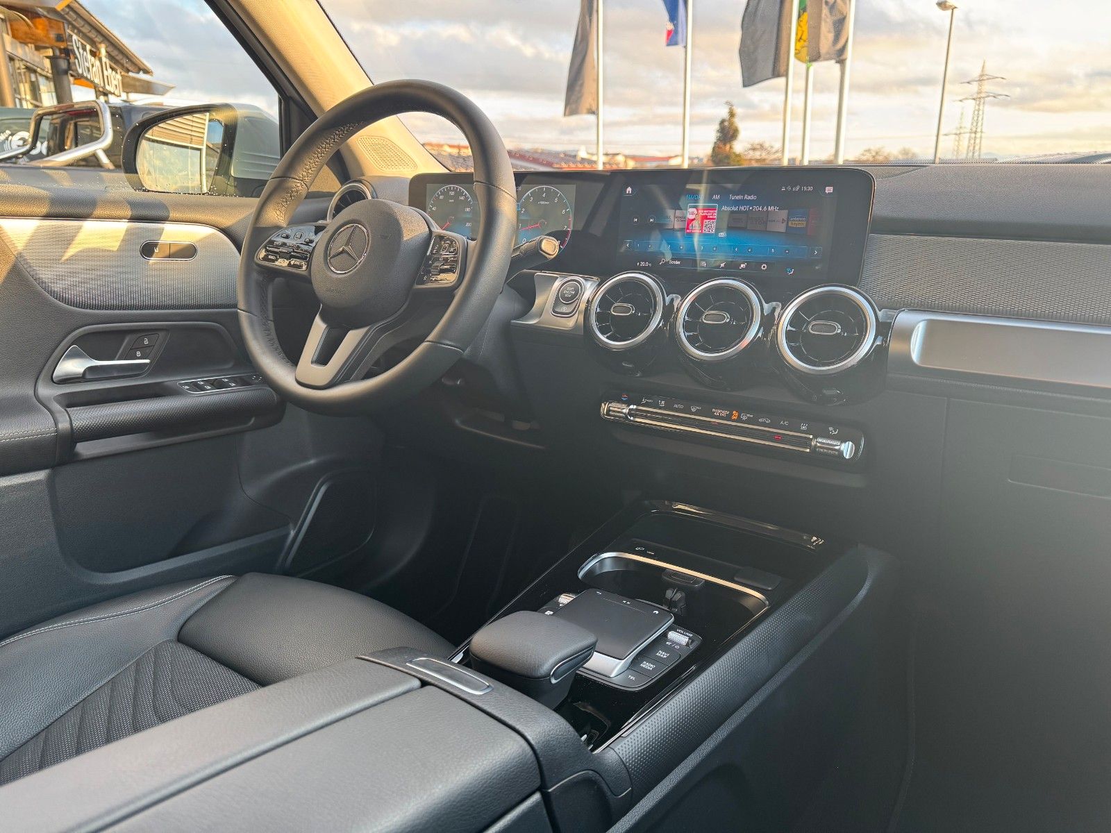 Fahrzeugabbildung Mercedes-Benz GLB 200 4M Style+StandH+Distr+RKamera+Augment