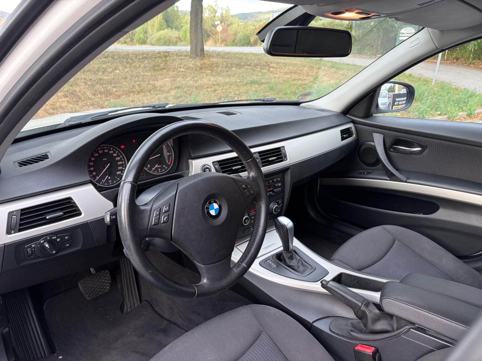 BMW 318 2011 — photo 14