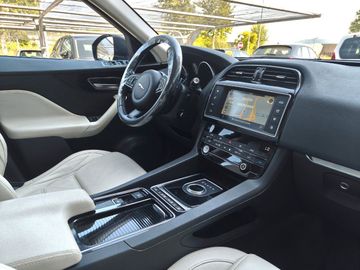 Jaguar F-Pace - 12