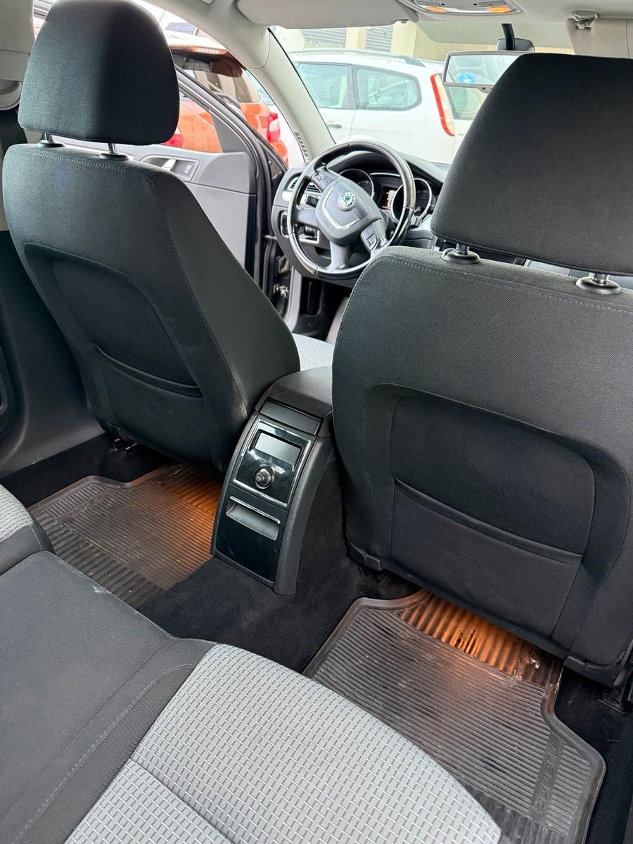 Skoda Superb 2010 — rear view
