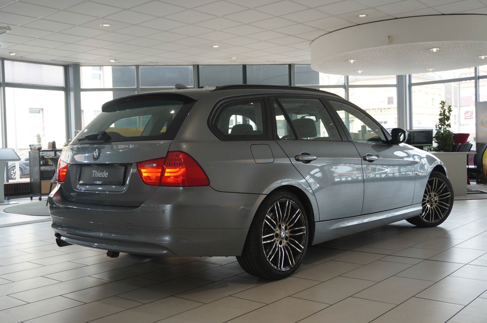 Fahrzeugabbildung BMW 320i TOURING NAVI/BI-XENON/SHZ/PDC/PANO./SH/TEMP