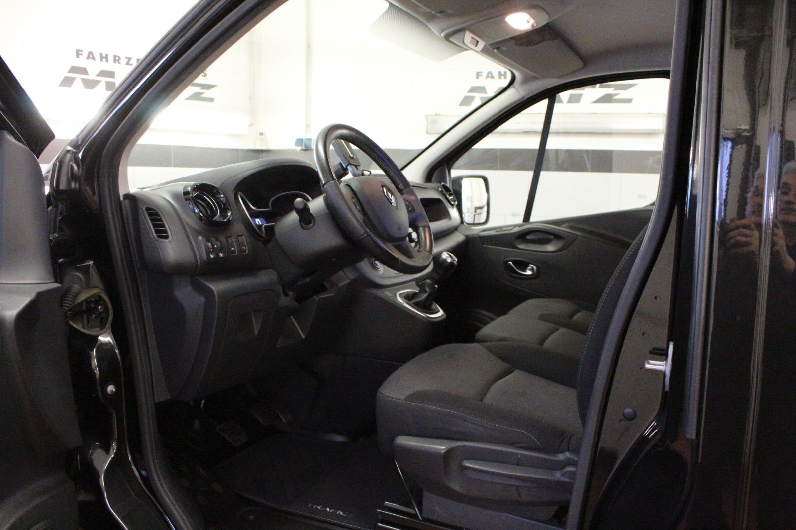 Fahrzeugabbildung Renault Trafic Grand dCi 145 L2H1 LKW 3.0t AHK