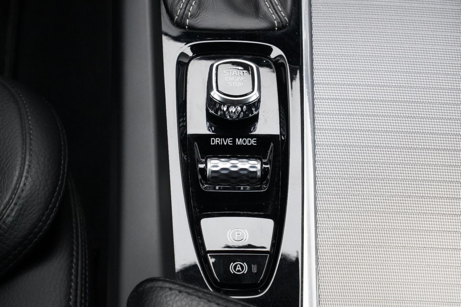 Volvo XC60 2.0 R-Design SHZ CarPlay Keyless PDC GRA