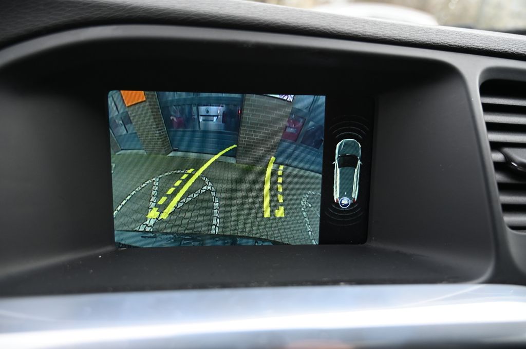 VOLVO V60 Kombi D4 Summum Leder Schiebedach Navi VOLL VOLVO V60 Kombi D4 Summum Leder Schiebedach Navi VOLL