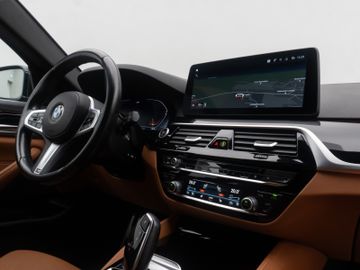 Fahrzeugabbildung BMW 520d xD Tour M Sport HI-FI M Sportfahrwerk