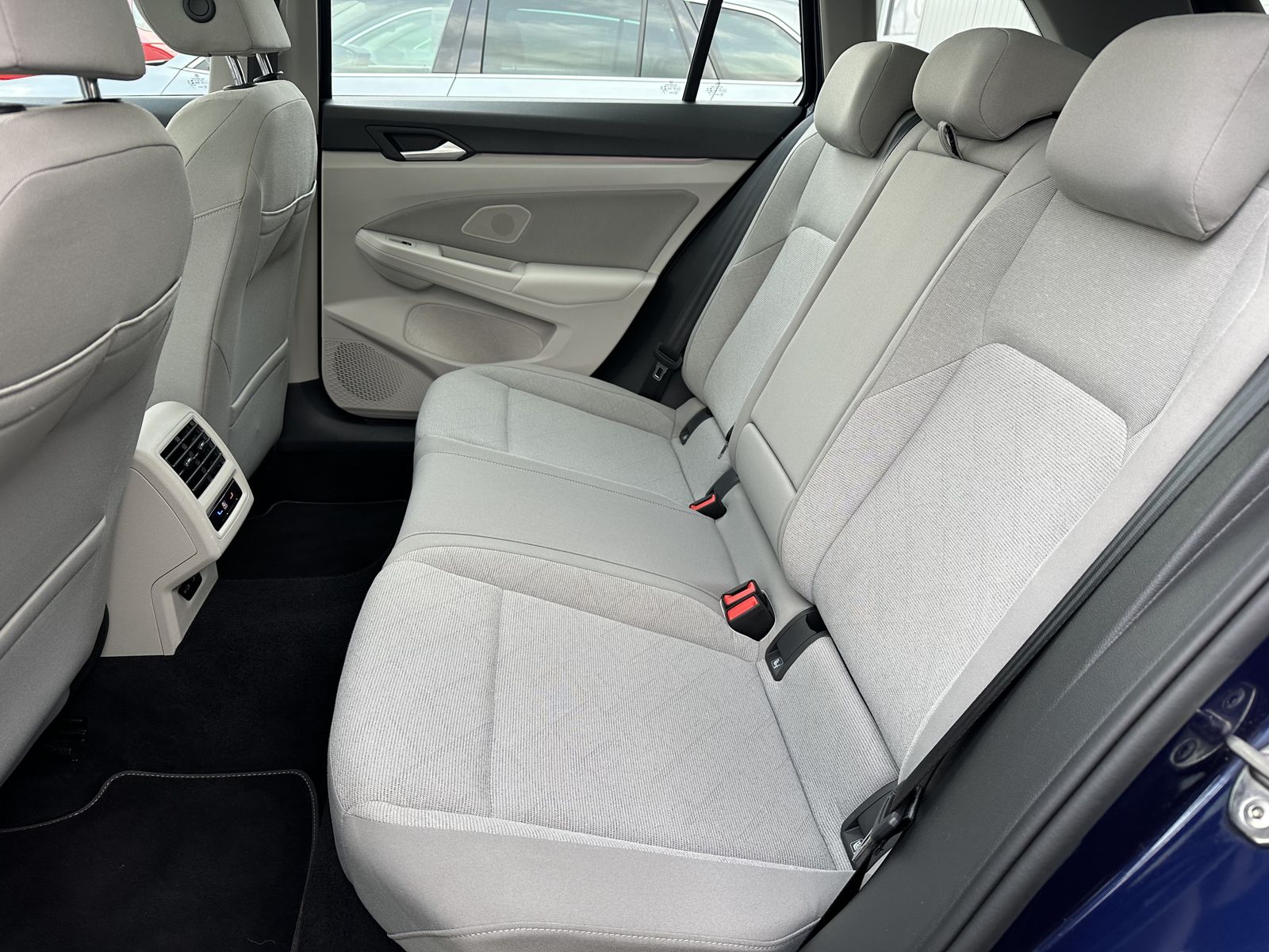 Fahrzeugabbildung Volkswagen Golf Variant 2.0 TDI DSG Life NAV+LED+AHK+PANORA