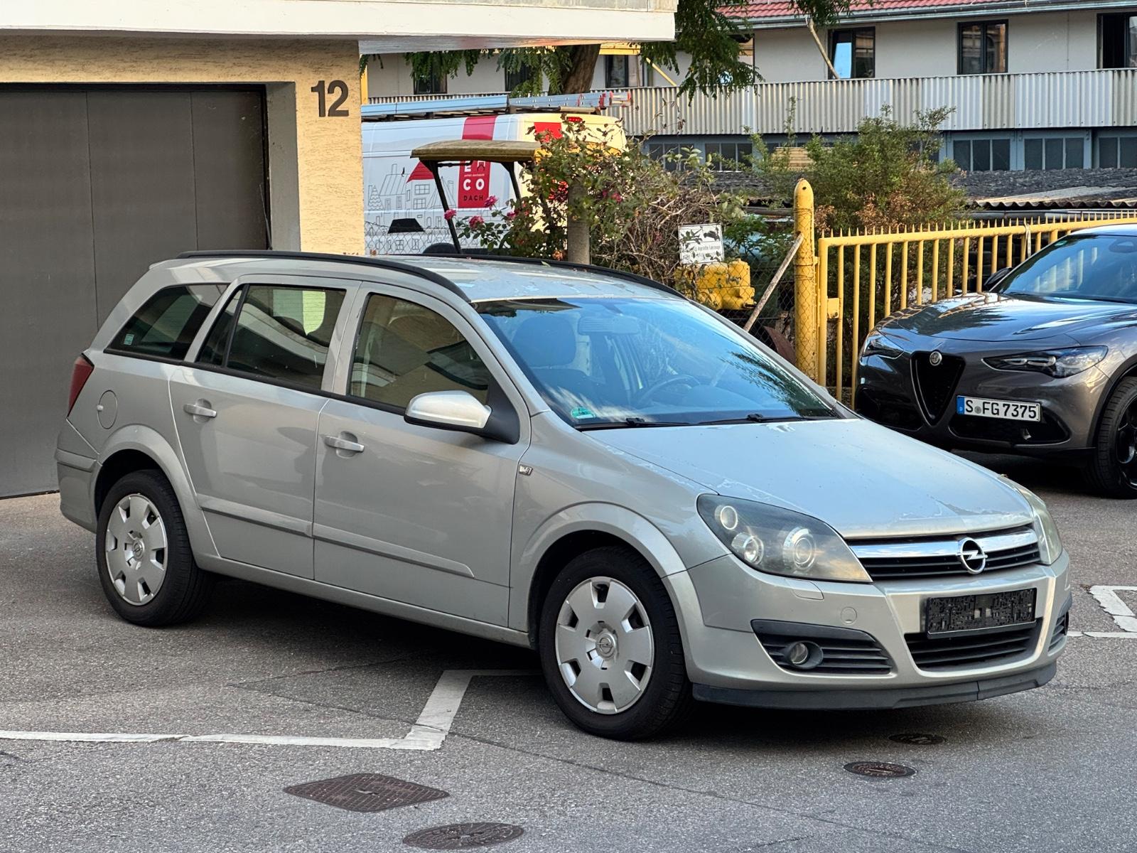 Opel Astra 2006 — вигляд ззаду