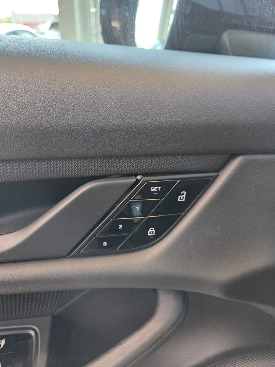 Fahrzeugabbildung Porsche Taycan/Sportsitze/Sportchrono/Innodrive