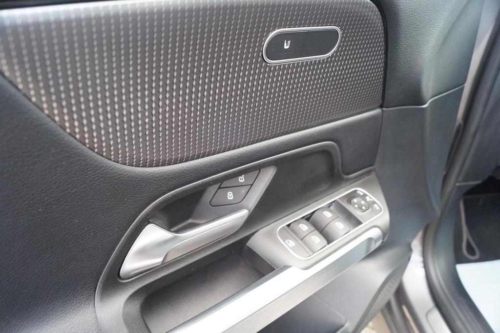 Mercedes-Benz GLB 220