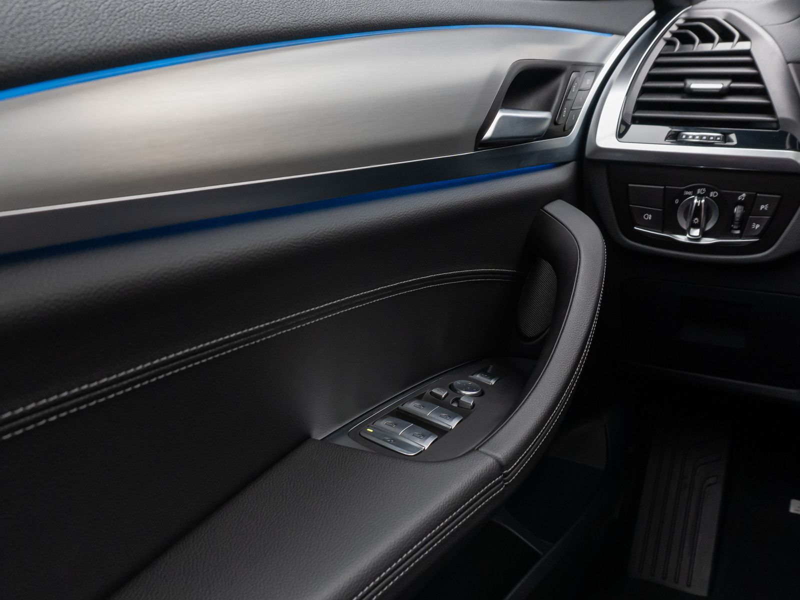 Fahrzeugabbildung BMW iX3 Impressive Panorama 360°HUD DAB H/K Komfort
