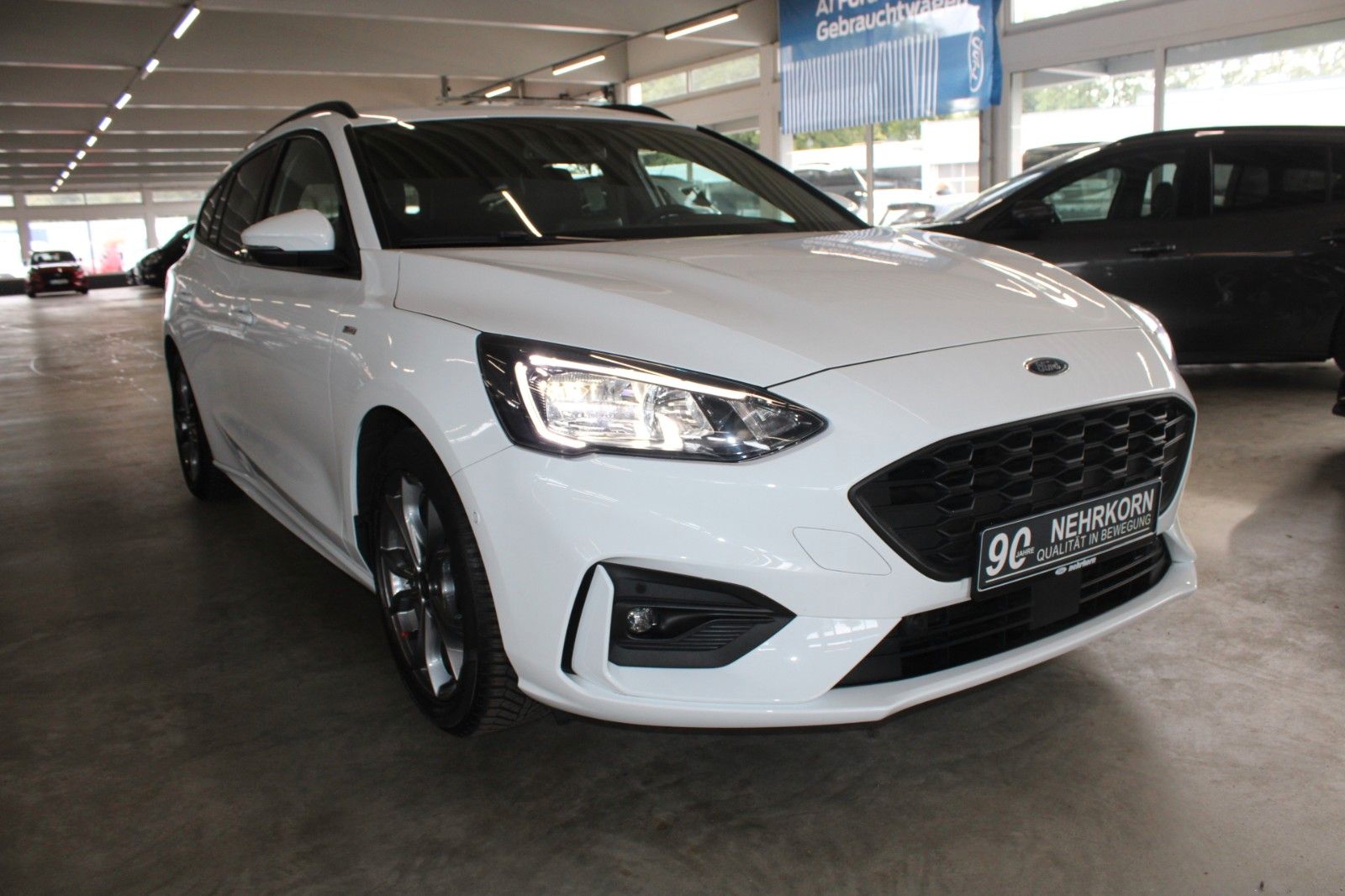 Fahrzeugabbildung Ford Focus ST-Line Turnier LED Park + Winter Paket