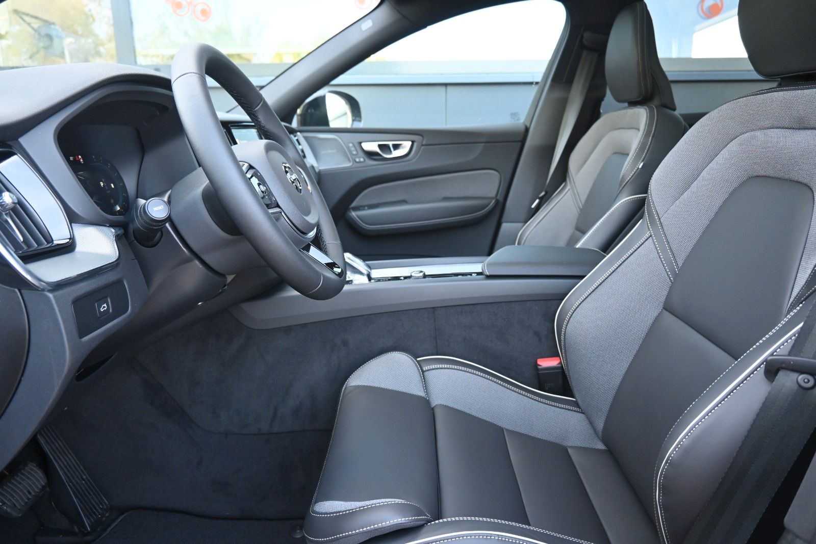 Fahrzeugabbildung Volvo XC60 B5 AWD Plus Dark*PANO*H&K*LUFT*LED*360°