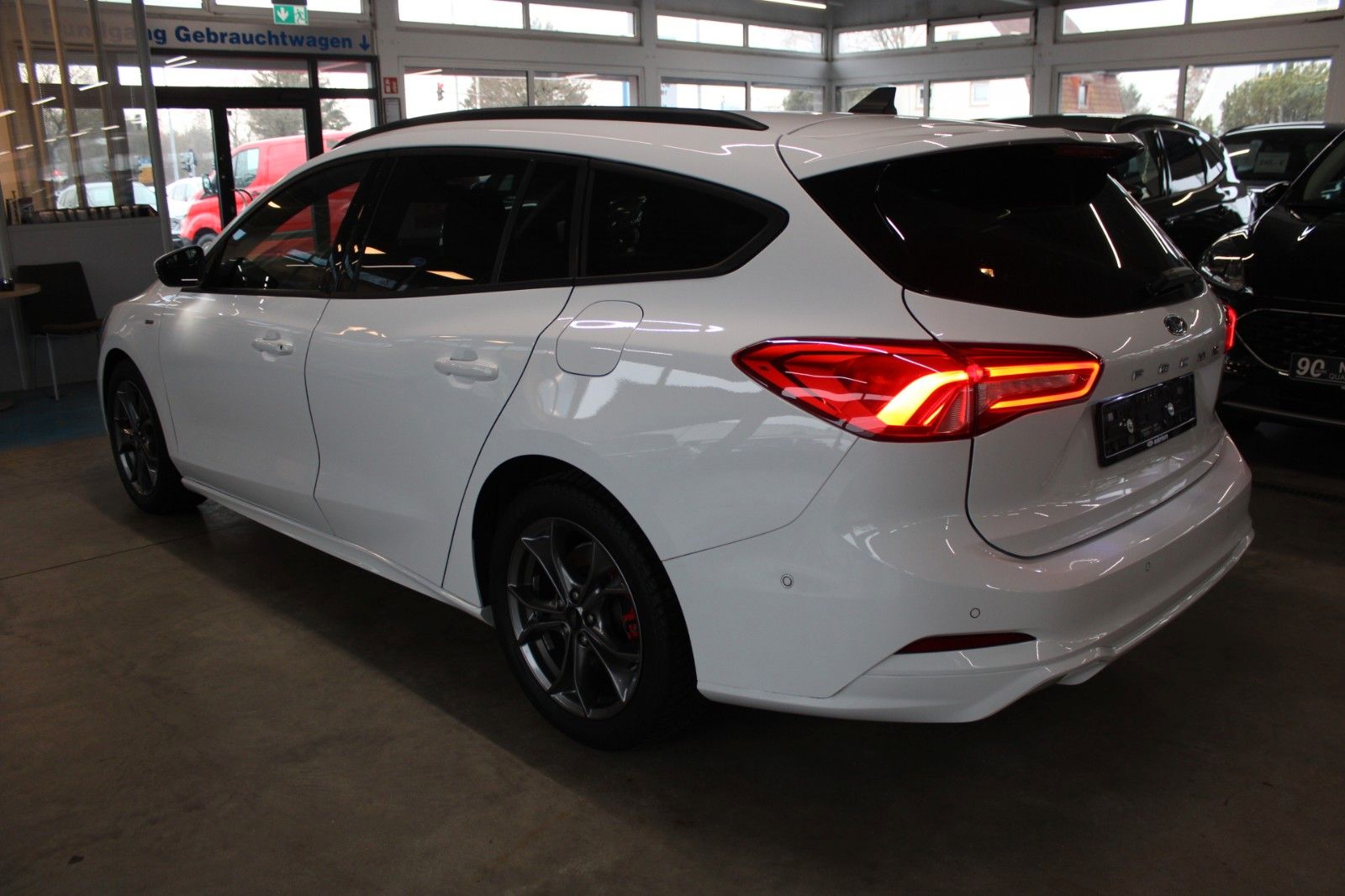 Fahrzeugabbildung Ford Focus ST-Line X Turnier AHK LED NAVI CAM WinterP