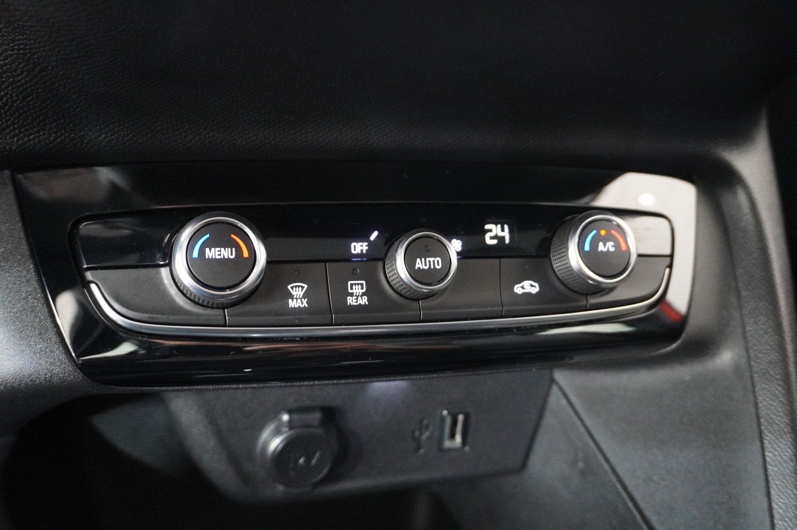 Fahrzeugabbildung Opel Corsa-e F EDITION 7KW NAVI/VIRT/TEMP/DAB/WÄRMEP.